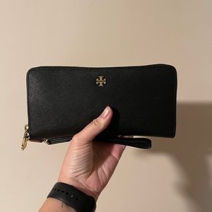 Tory Burch Robinson Passport Continental Wallet